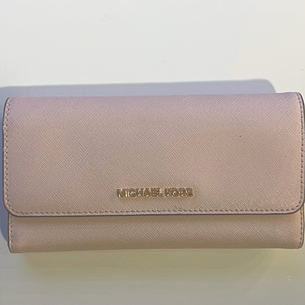 Michael Kors Jet Set Wallet Light Pink Excellent Pre-loved Condition.